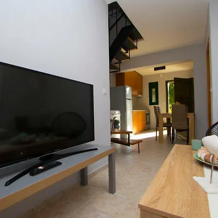 Plagia Shared Pool Maisonettes, Hanioti